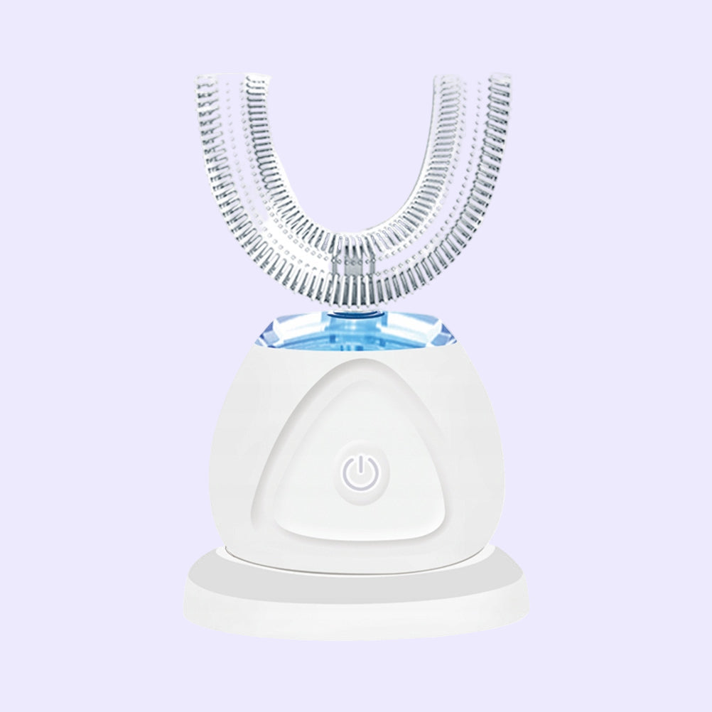 Baltas U formos automatinis ultragarsinis dantų šepetėlis su silikonine galvute ir įkrovimo dėžute.