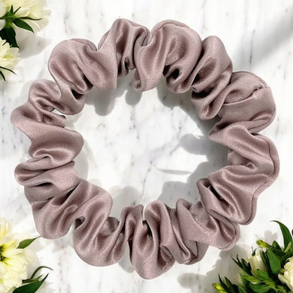 Rinkinys: Šilkinis pagalvės užvalkalas 40x60 su medvilne + šilkinė plaukų gumyte Rausva