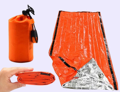 XL dydžio termomiegmaišis – avarinė išgyvenimo antklodė, atspari vandeniui ir vėjui